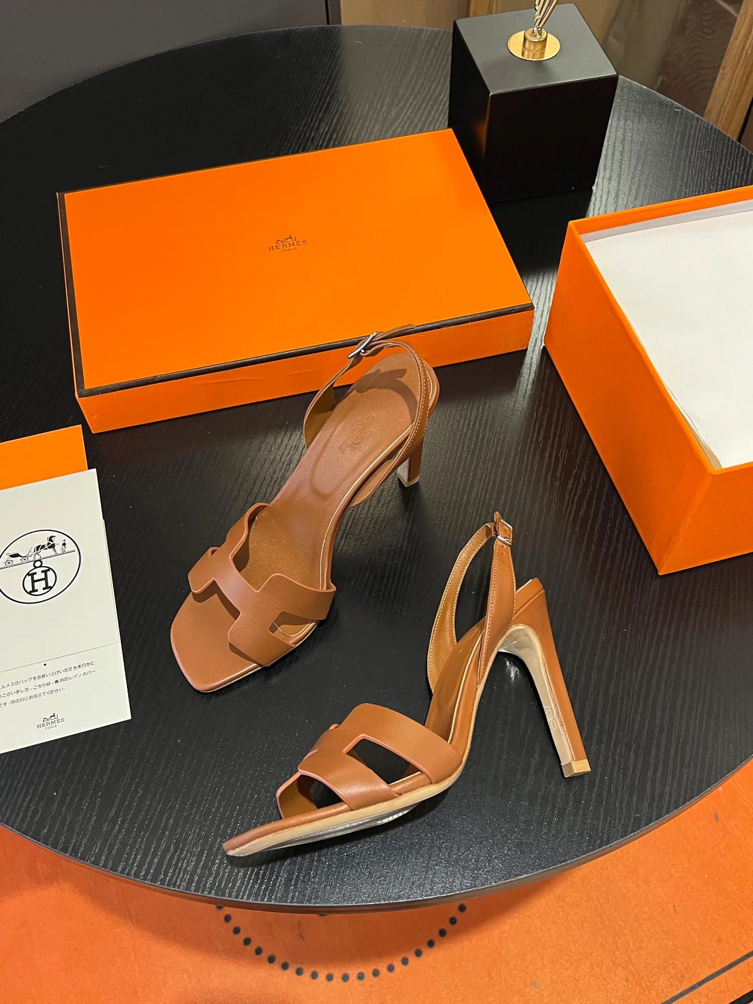 👟👟Ex-factory price 600👟👟Hermès 2023 high-heeled temperament sandals original customization! Counter synchronization! Hermès high heels have always been simple, fashionable and elegant! ! ! It can hold any style of wear, the height of 10.5cm is easy to control, and the feet feel comfortable and pressure-free! The classic and elegant style brings a sense of luxury to your feet! Highly recommended Material: Upper imported calfskin + mixed sheepskin lining Outsole: Italian genuine leather sole Size: 34-42 (34.41.42 customization is non-returnable and non-exchangeable)